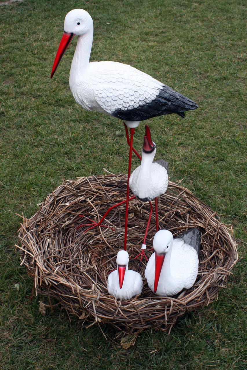 Садовые фигуры аистов в гнезде