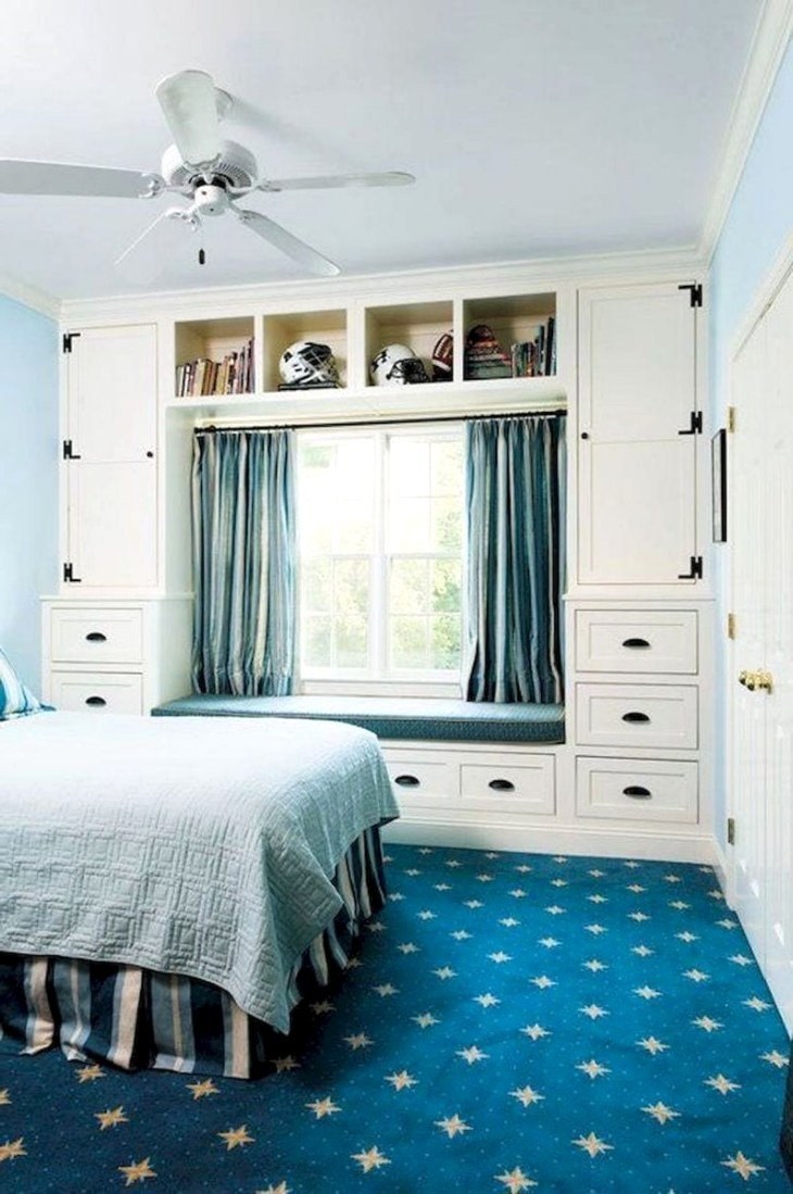 Шкафы возле окна в спальне