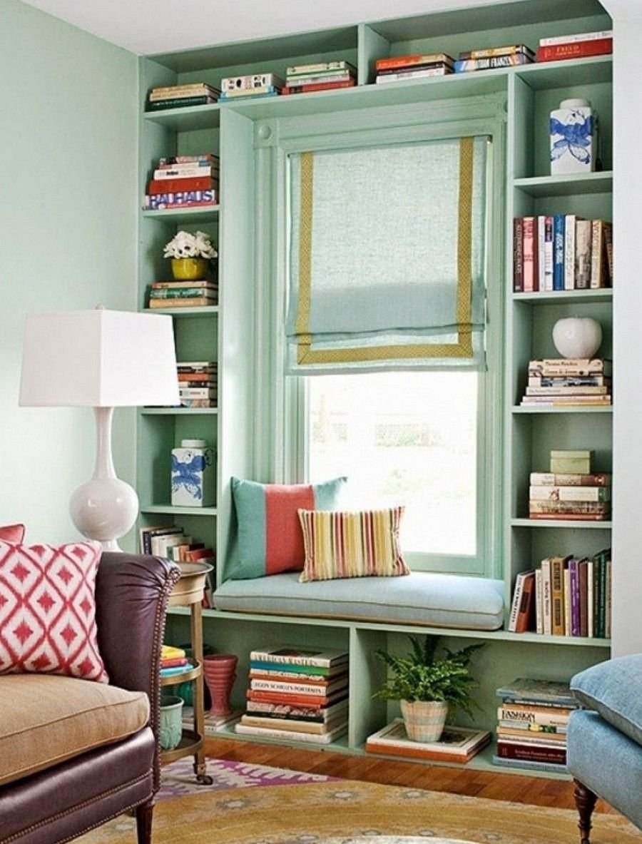 Книжные полки у окна