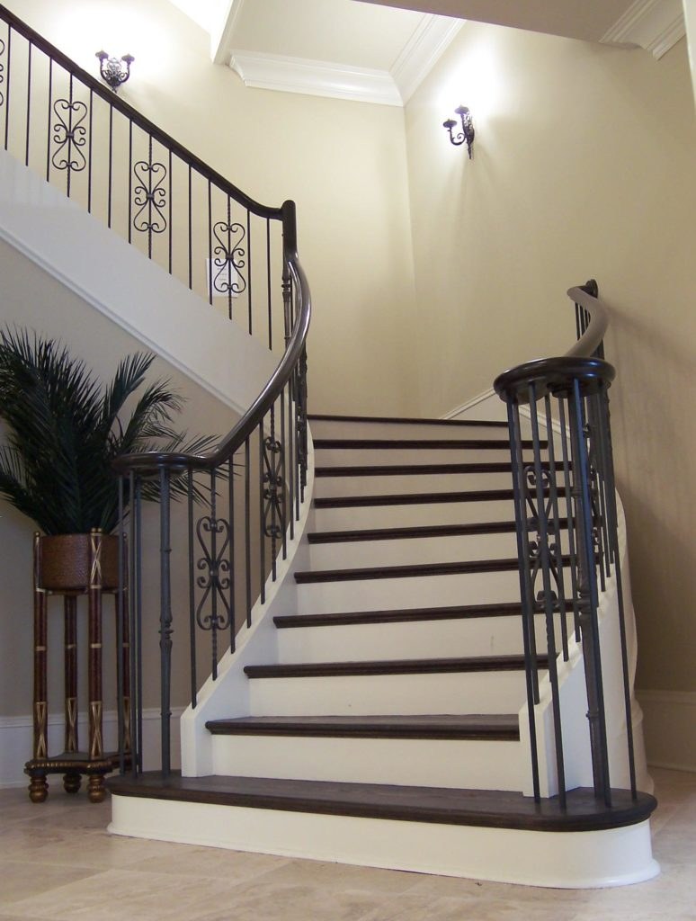 Полувинтовая лестница на второй этаж в частном доме