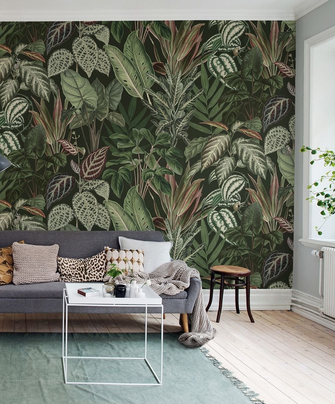 Стиль урбан джангл в интерьере. Флизелиновые обои euro decor monstera. Тропический принт в интерьере. Фотообои листья в интерьере. Фотообои selva_2 19211.