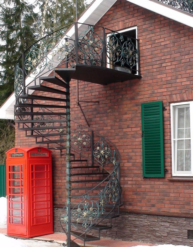 Наружная лестница на второй этаж