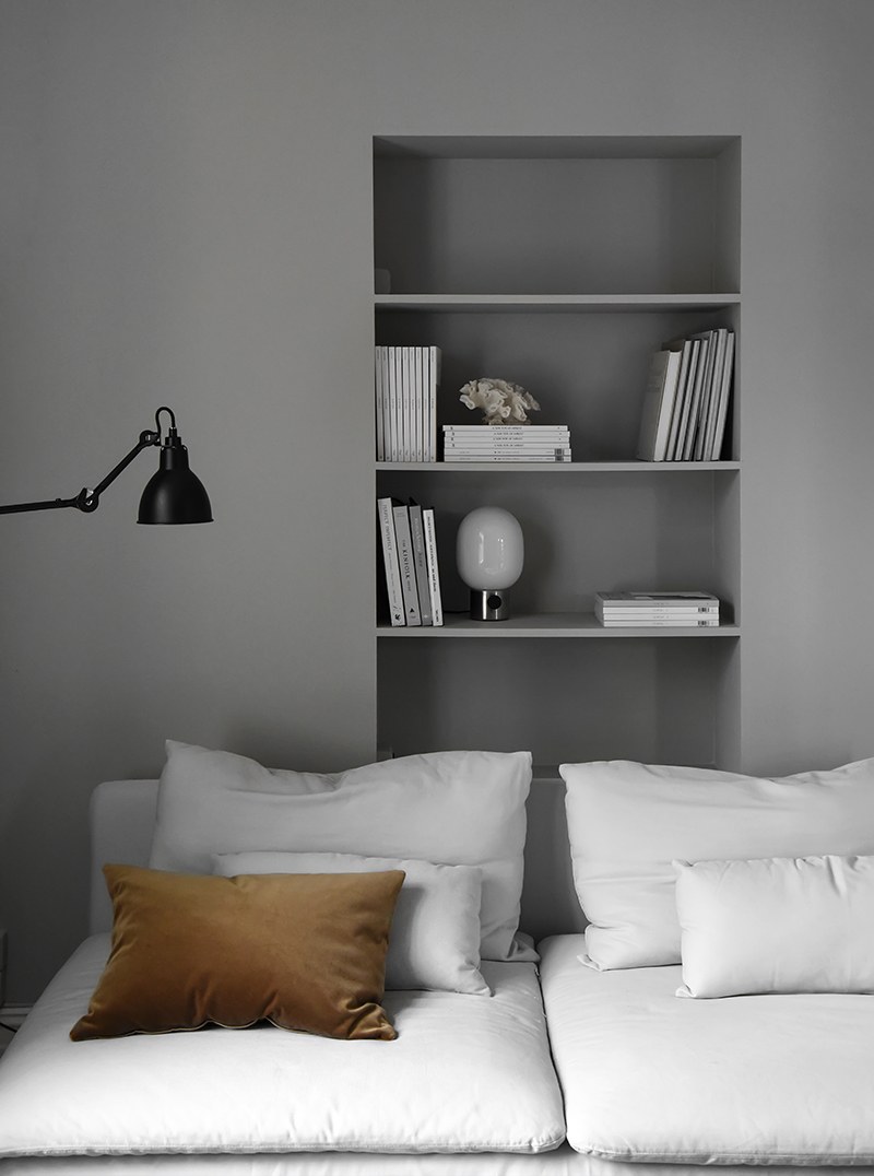 Минималистичные полки в интерьере