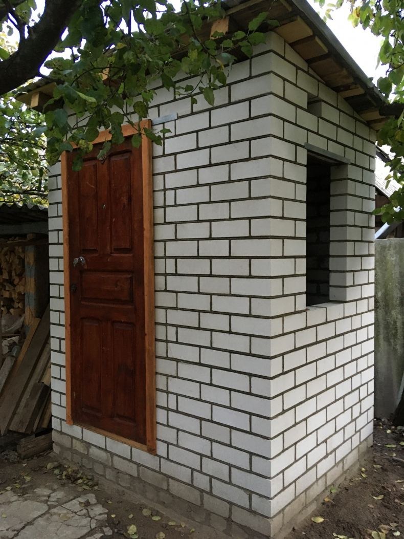 Кирпичный туалет на даче