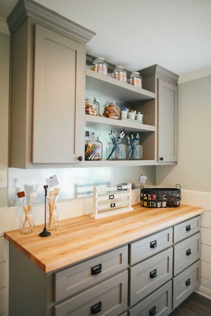 Кухня с полками и шкафами