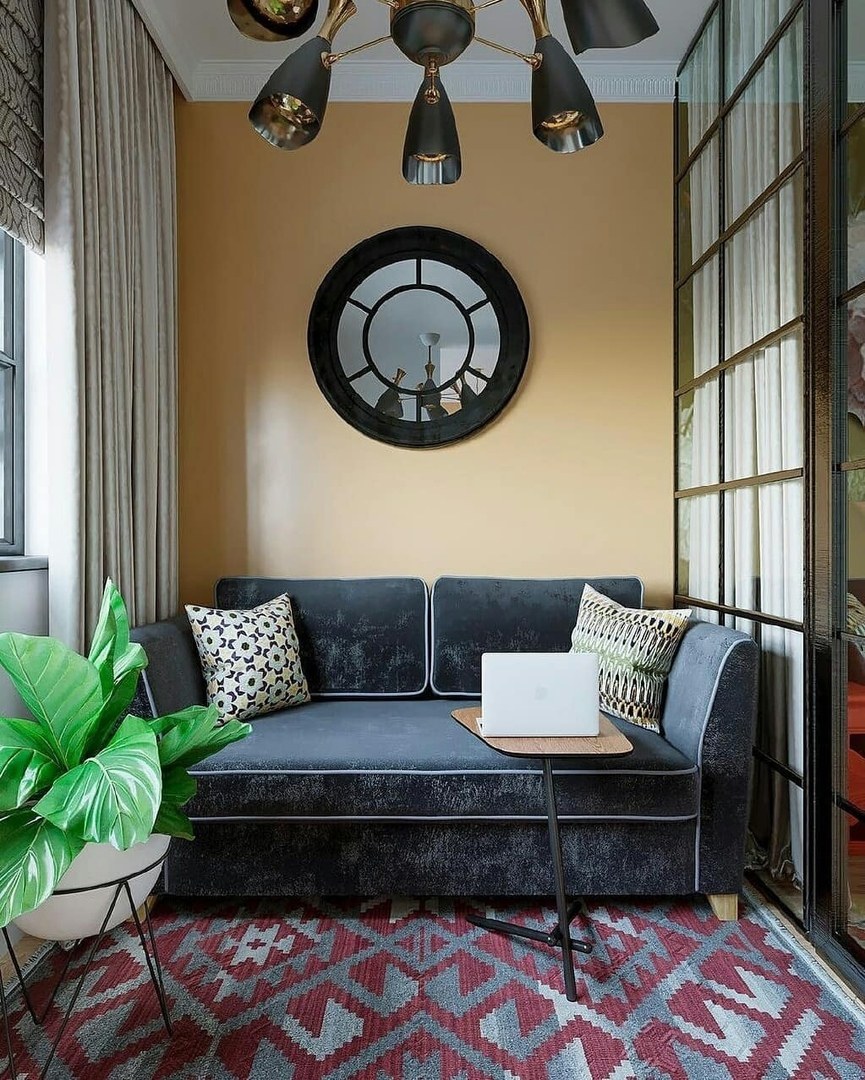 Графитовый диван в интерьере