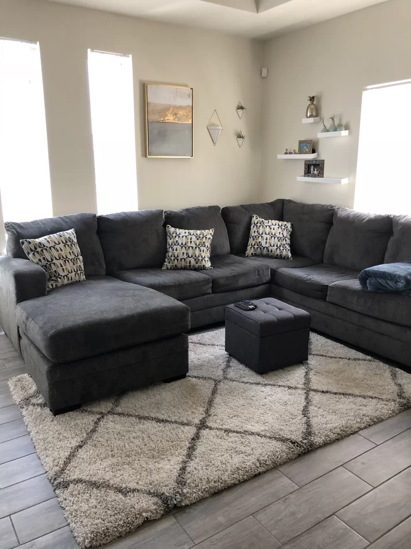 Серый диван в интерьере