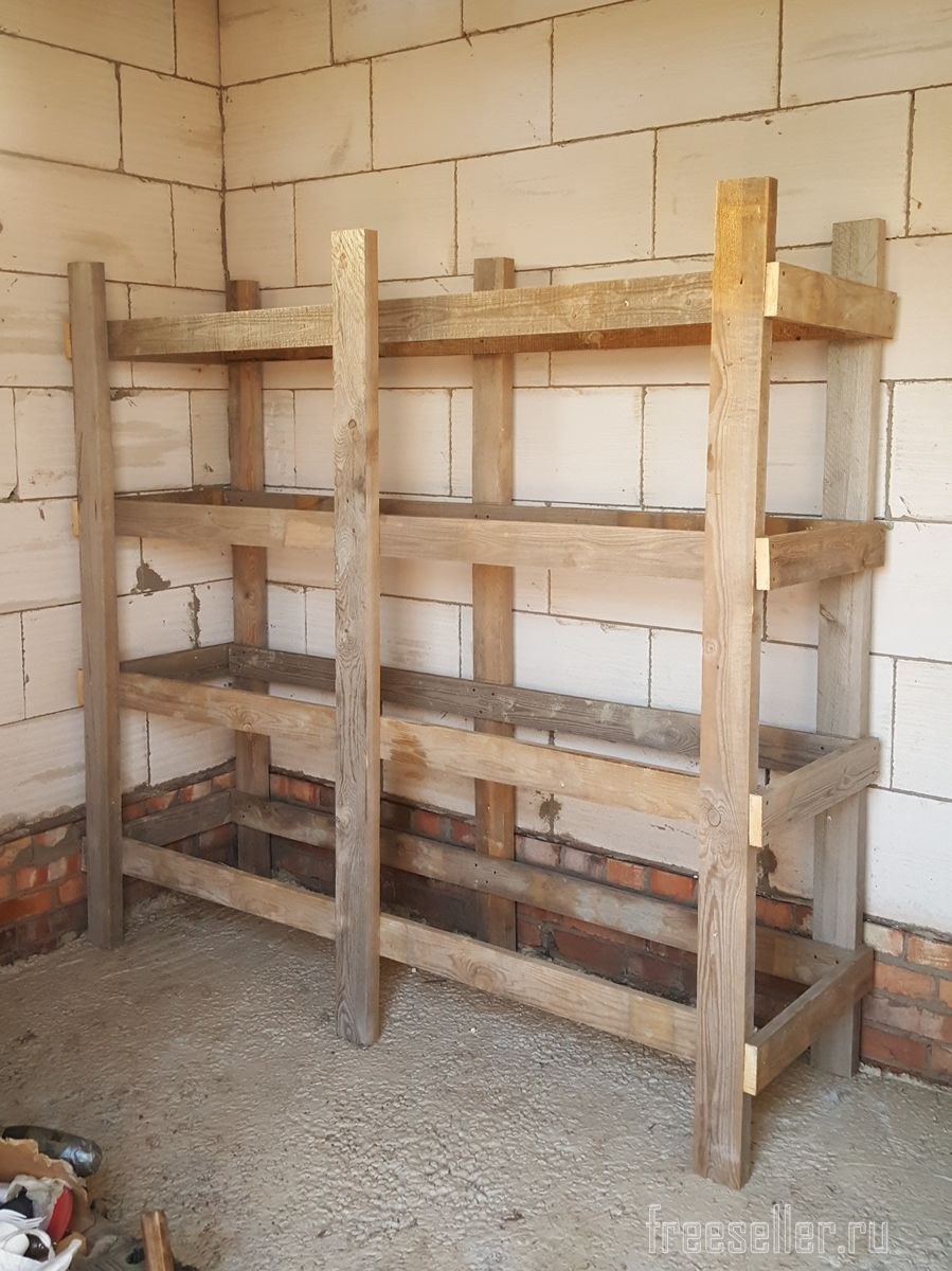 Стеллаж из деревянных брусков
