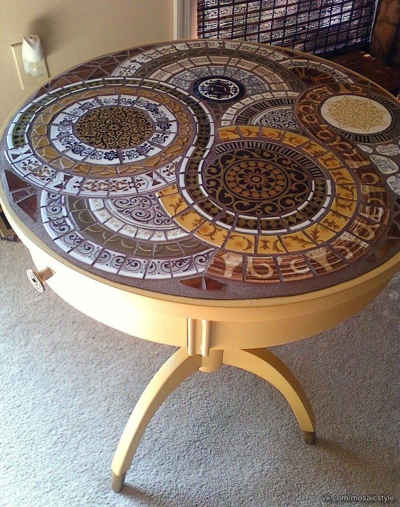 Круглый стол из мозаики