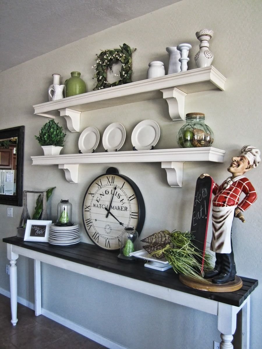 Полочки в интерьере кухни