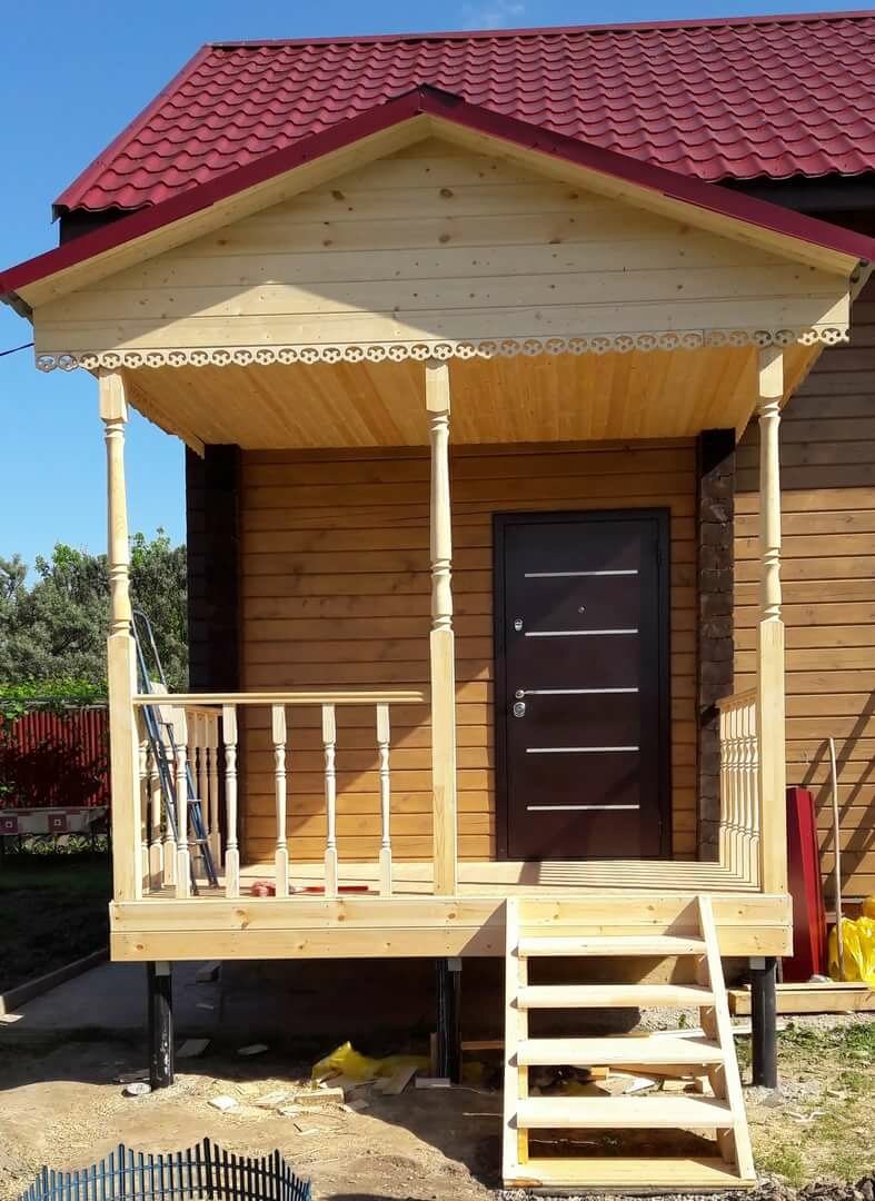 Красивое деревянное крыльцо