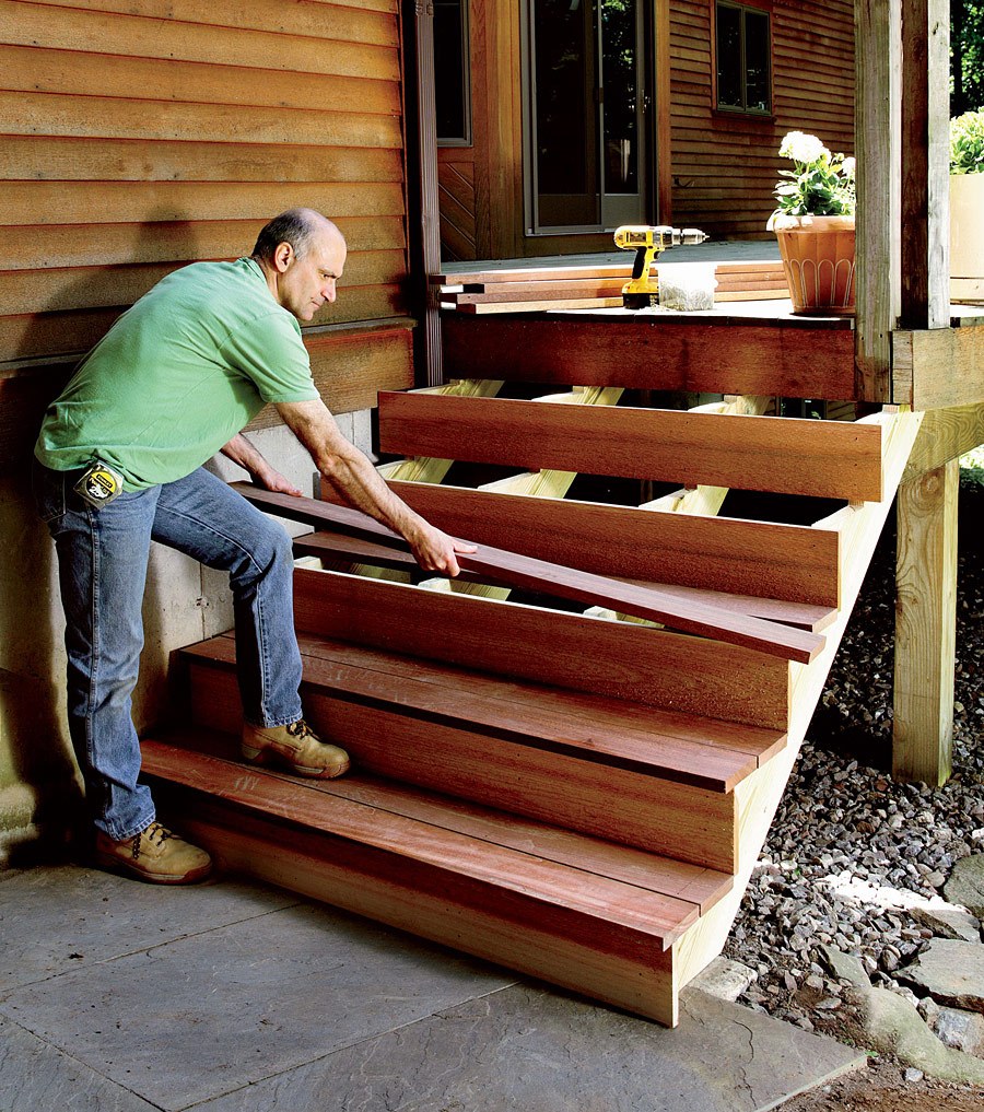 Деревянная лестница на крыльцо