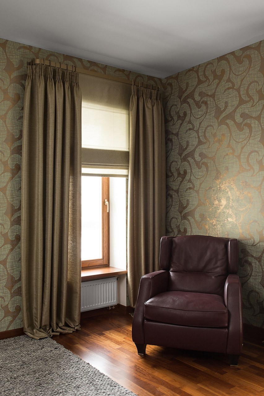 Коричневые шторы в гостиной