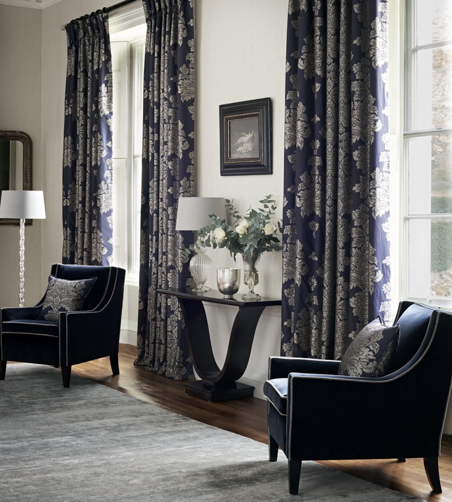 Шторы в гостиную с вензелями