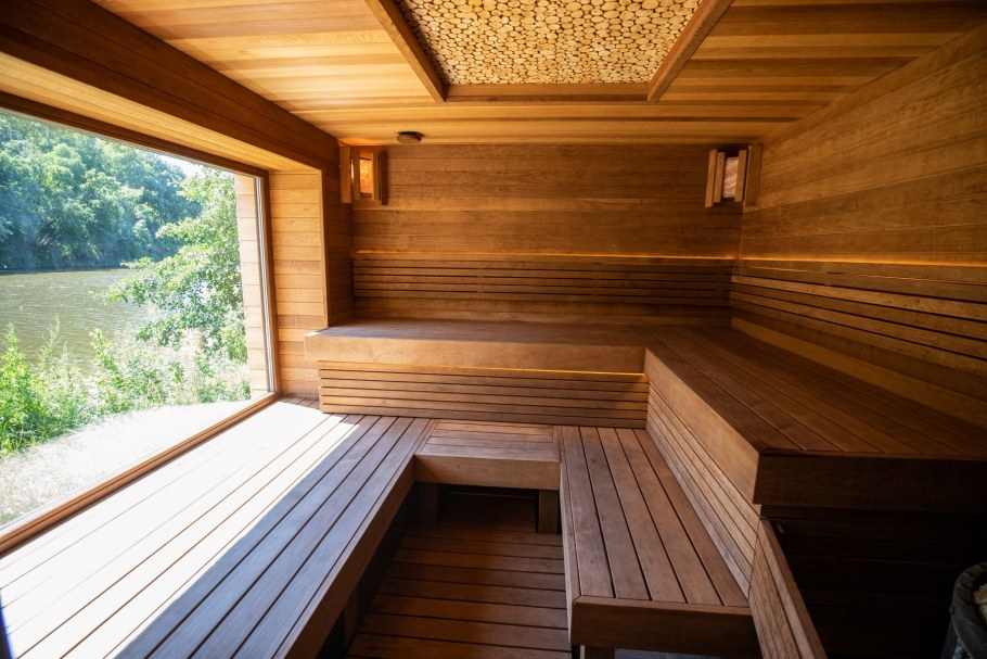 Окно в сауне