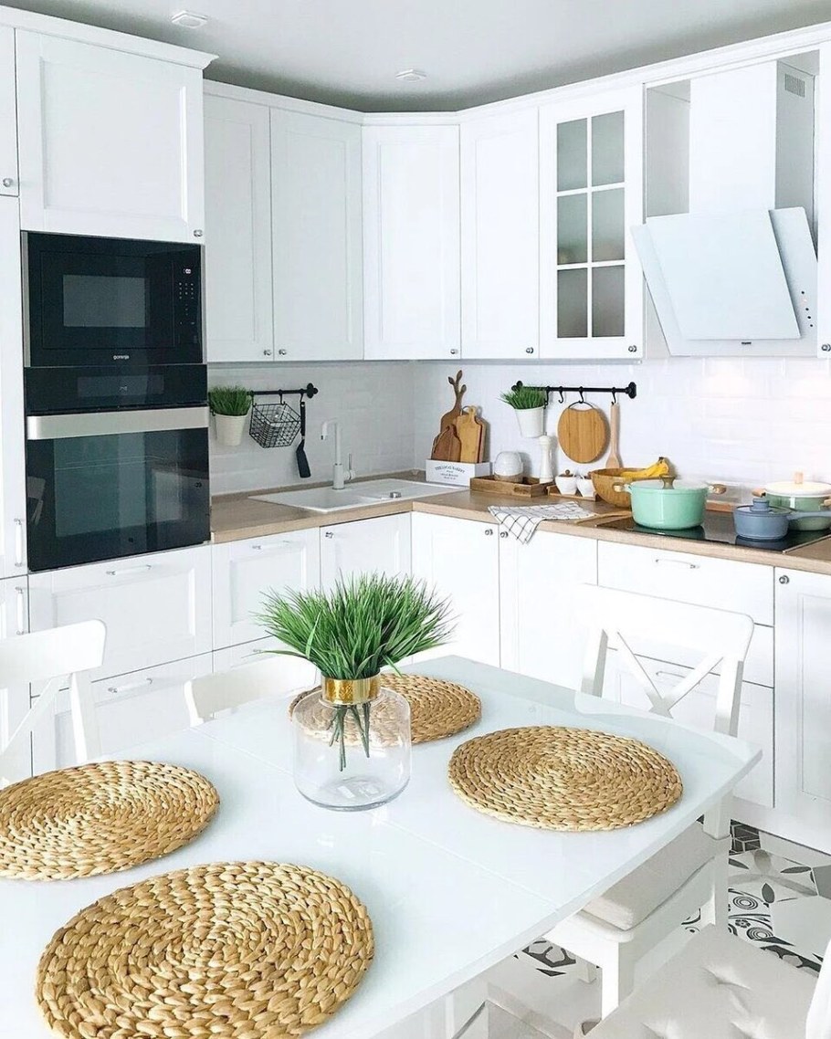 Стильная белая кухня