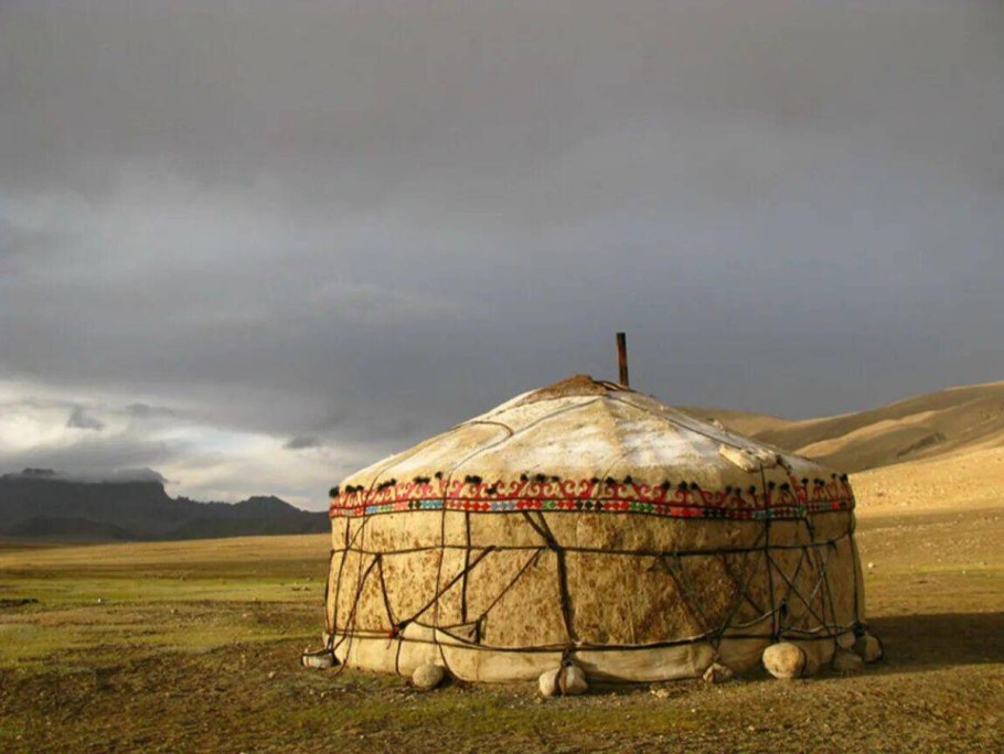 Войлочная бурятская юрта