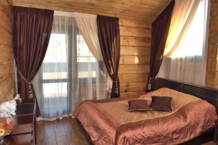 Шторы к деревянным стенам