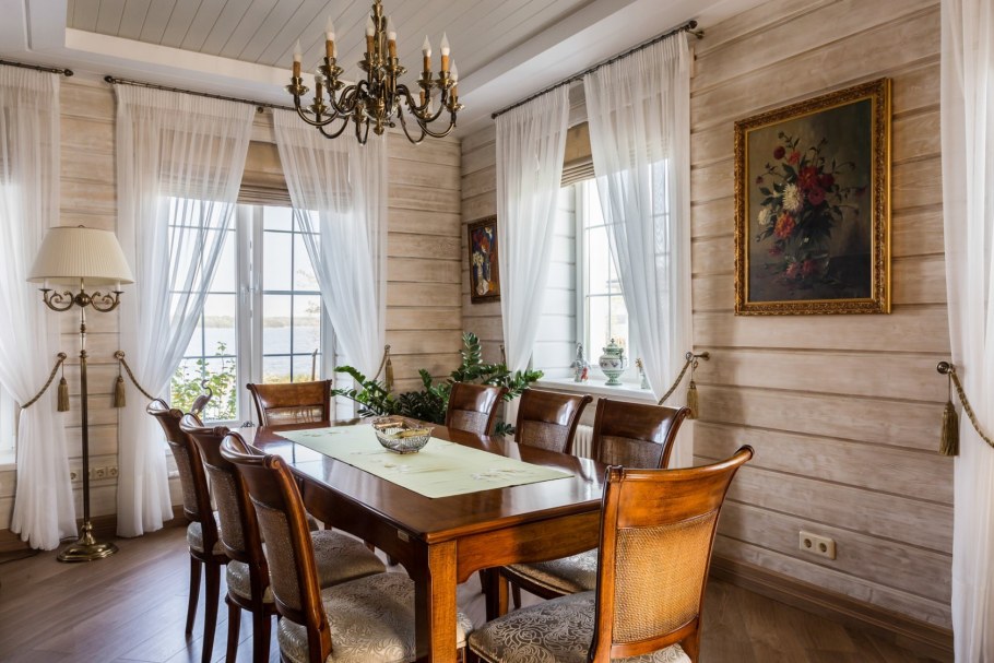 Шторы в интерьере деревянного дома