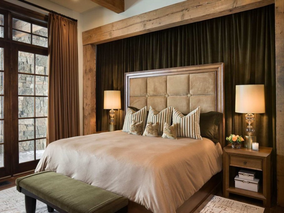 Дерево в интерьере спальни