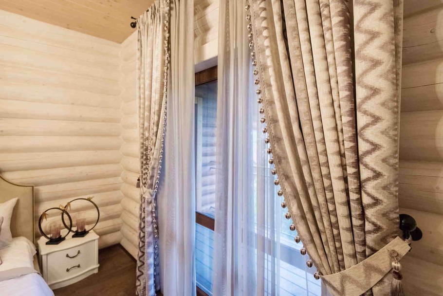 Занавески в бревенчатом доме