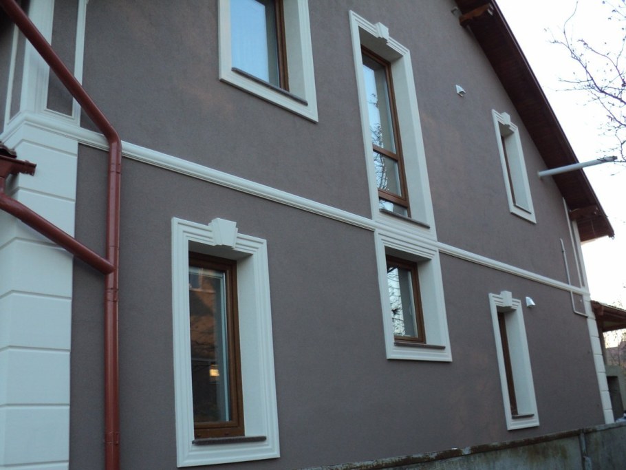 Отделка фасада короедом