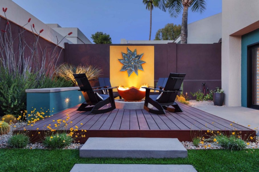 Зона отдыха на участке шезлонги