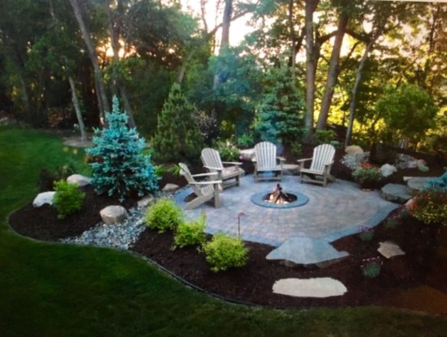 Площадка для отдыха в саду