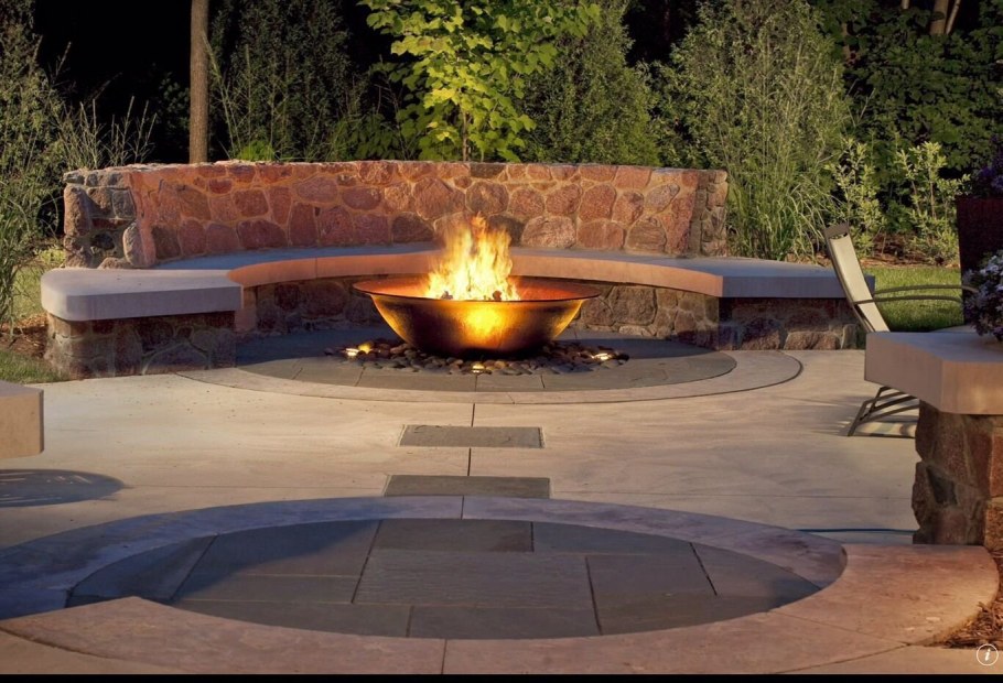 Зона патио с костровищем