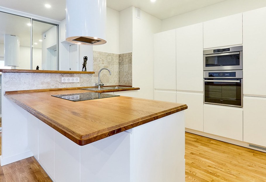 Белая кухня со столешницей под дерево