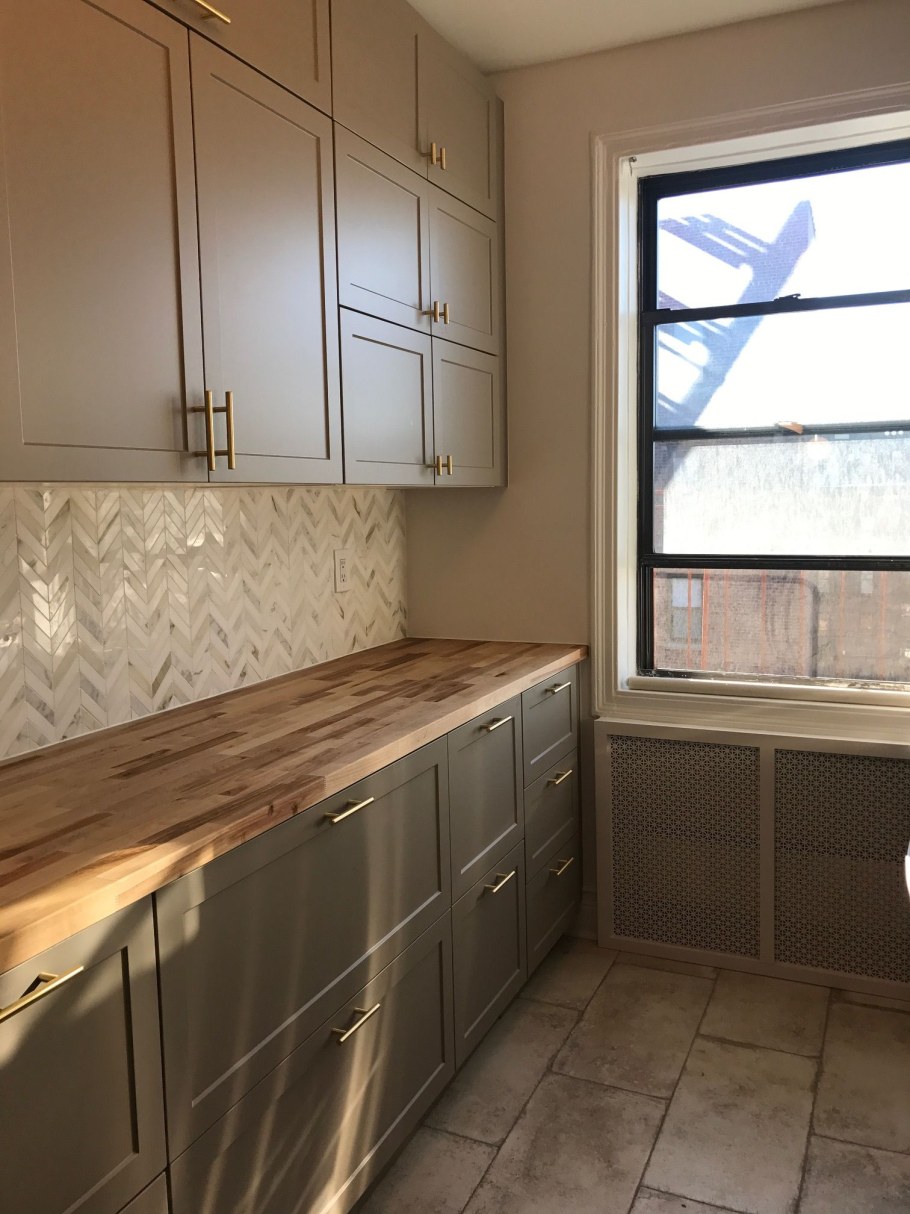 Кухни с деревянной столешницей и фартуком