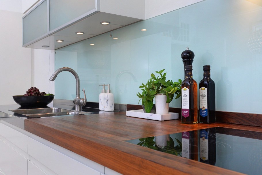 Кухня с деревянной столешницей