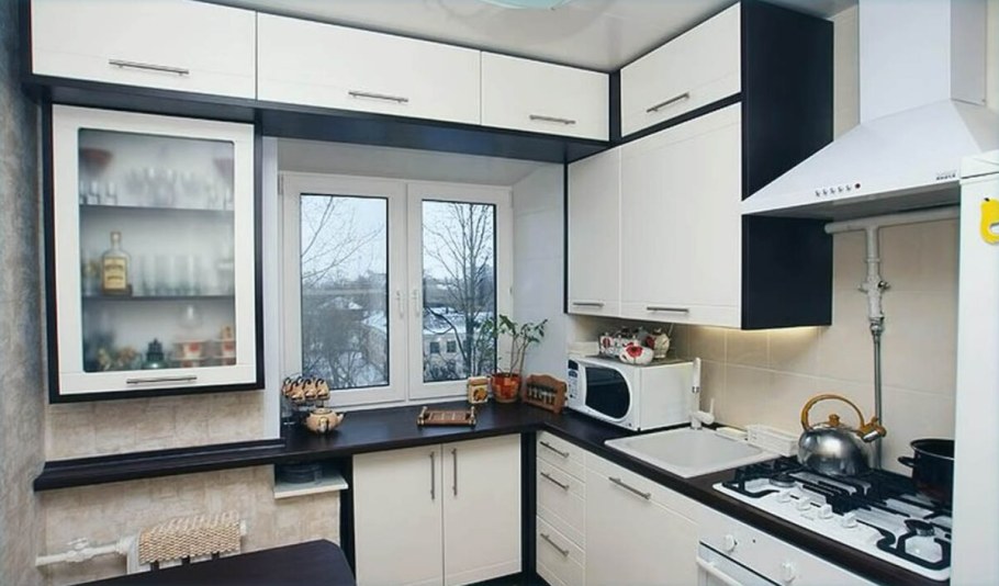 Угловая кухня 6м2 холодильник у окна