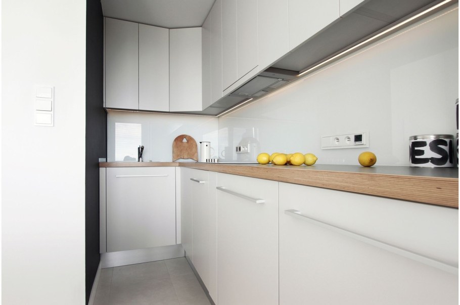 Белая кухня столешница дерево