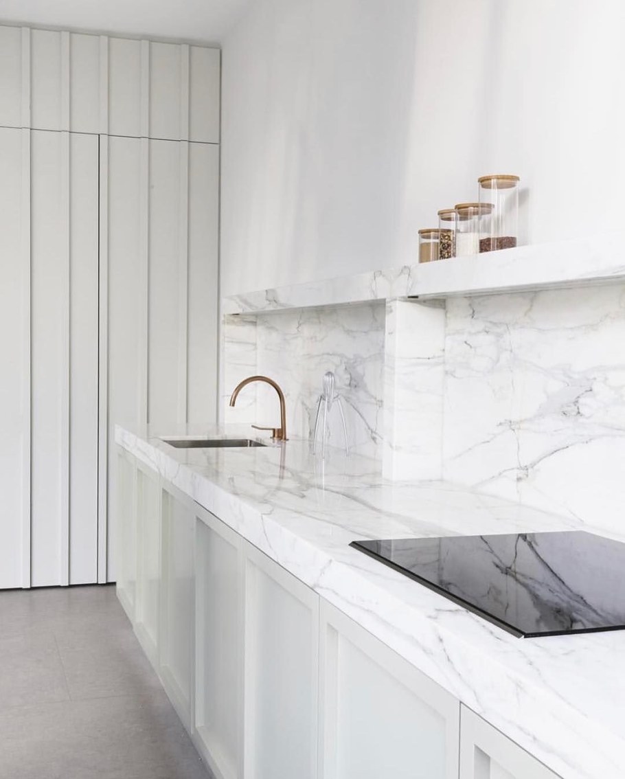 Белая матовая кухня с мраморной столешницей