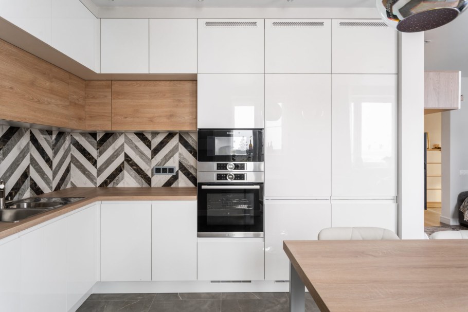 Кухня с мраморным фартуком и деревянной столешницей