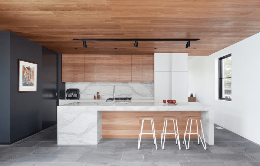 Деревянная стена на кухне