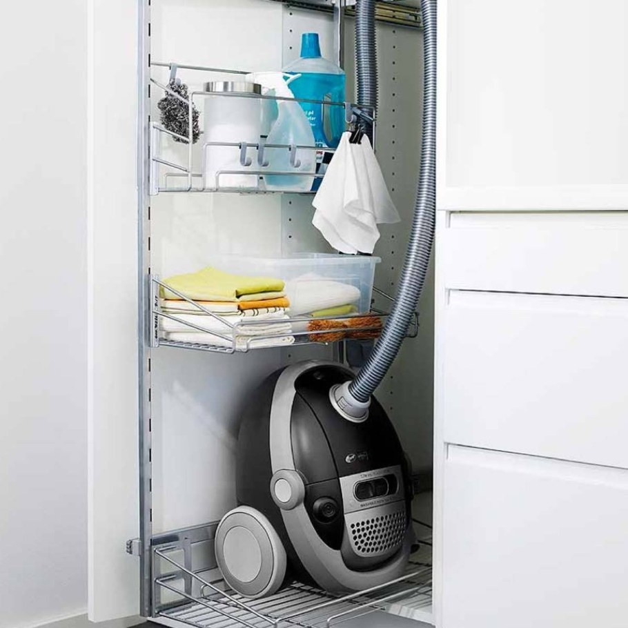 Шкаф для пылесоса