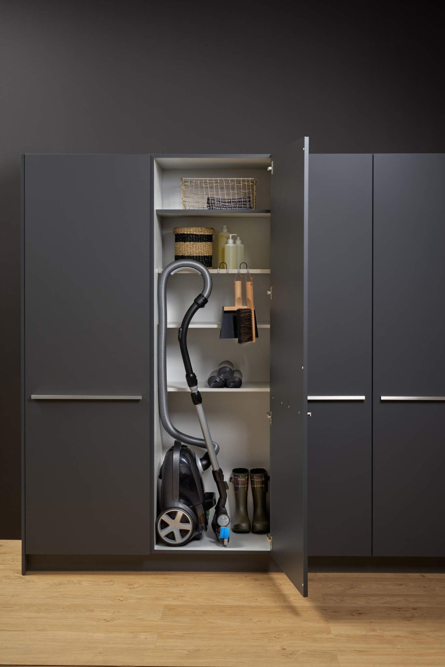 Хозяйственный шкаф