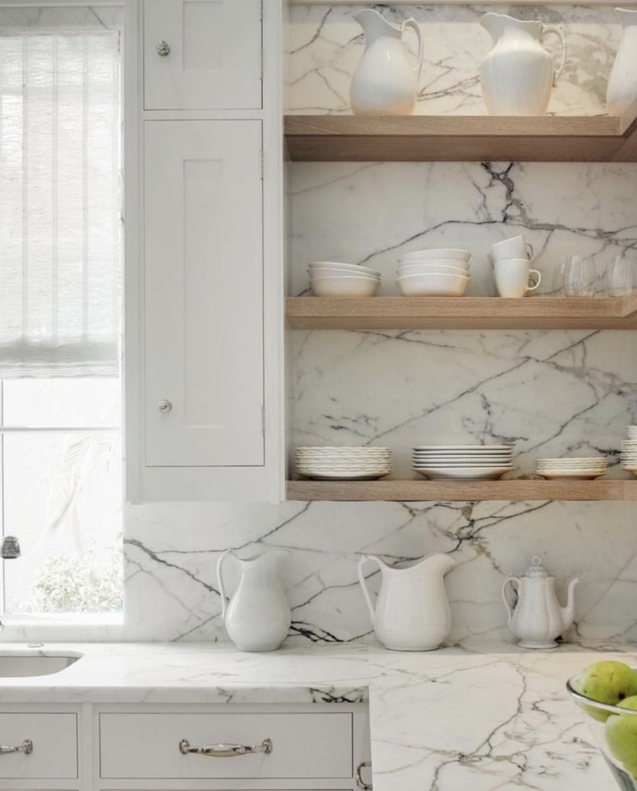 Кухня с полками на фартуке