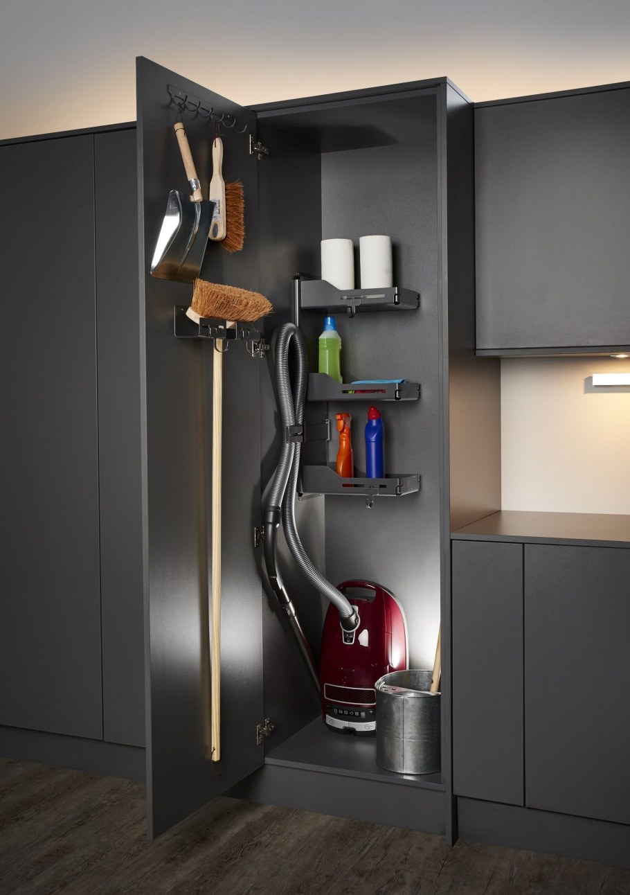 Встроенный хозяйственный шкаф