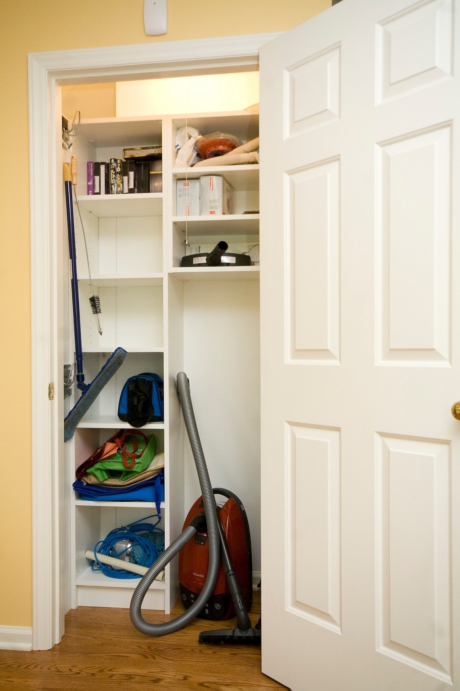 Шкаф в прихожую для хозяйственных нужд