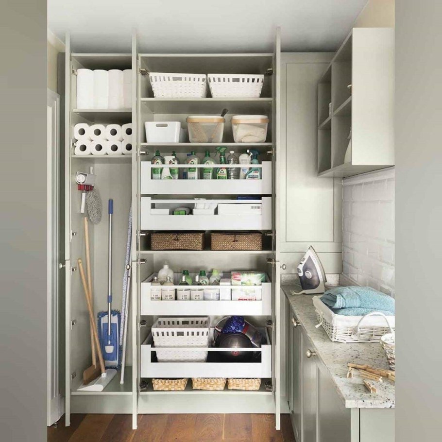 Шкаф для хозяйственных принадлежностей