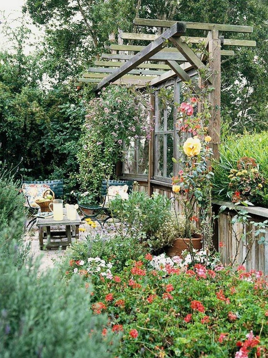 Уголок отдыха в саду