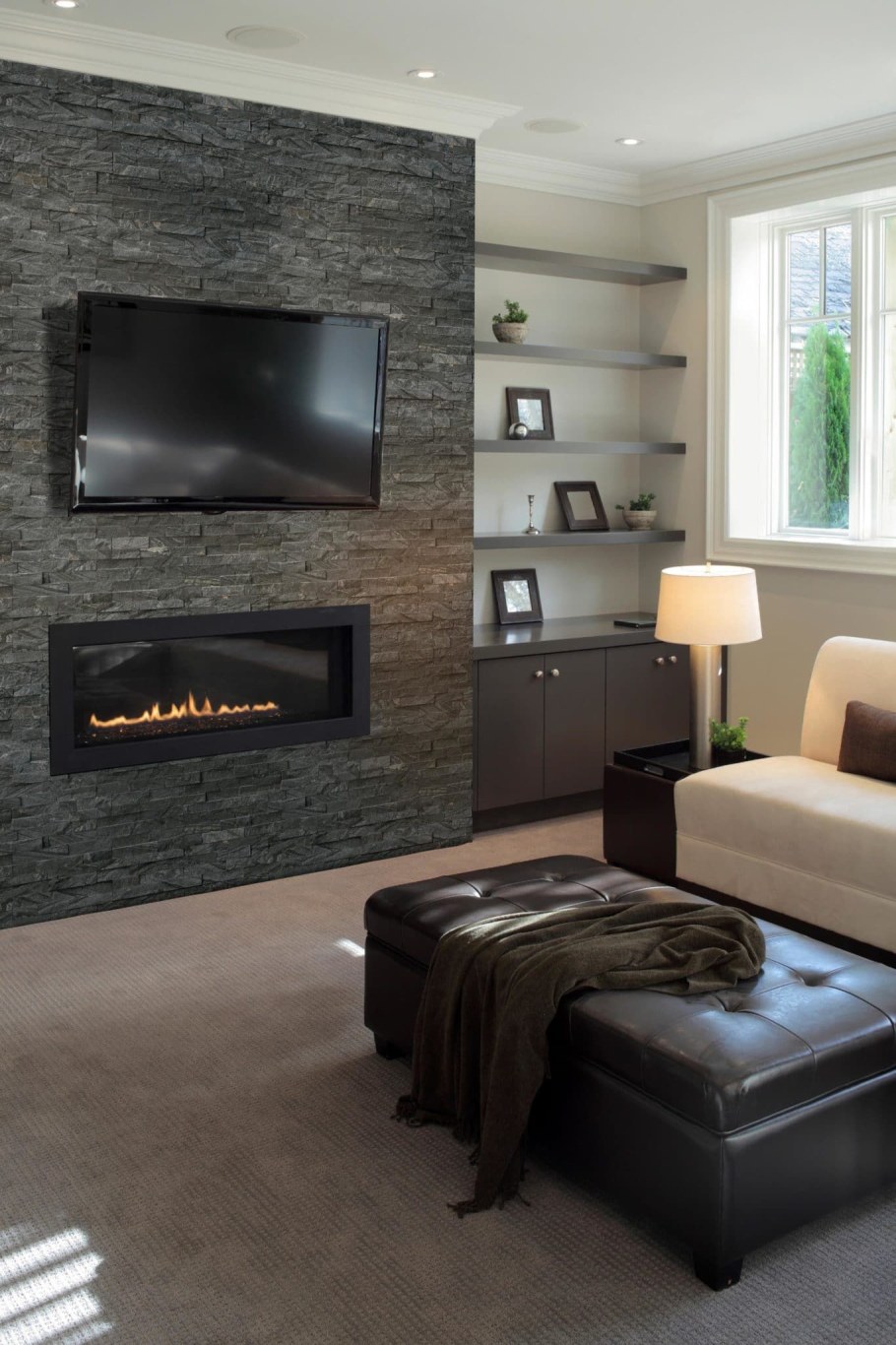 Декоративный камень в гостиной