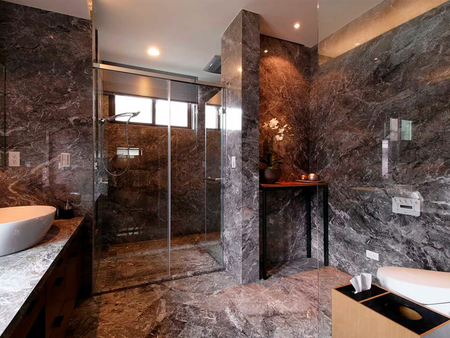 Отделка ванной мрамором