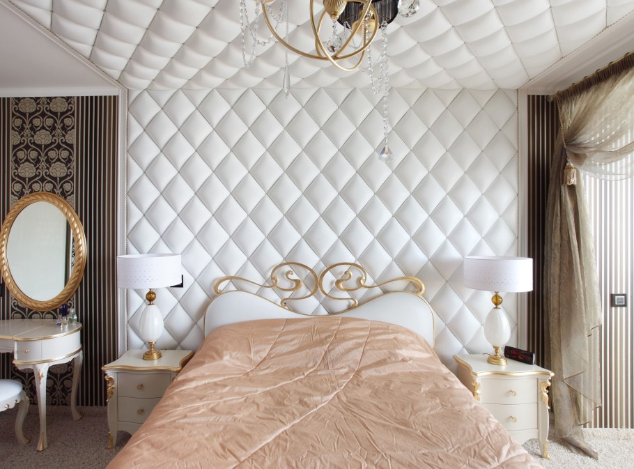 Гипсовая лепнина над кроватью