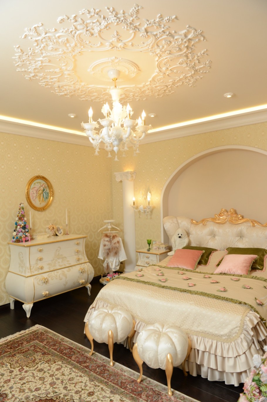 Комната с лепниной