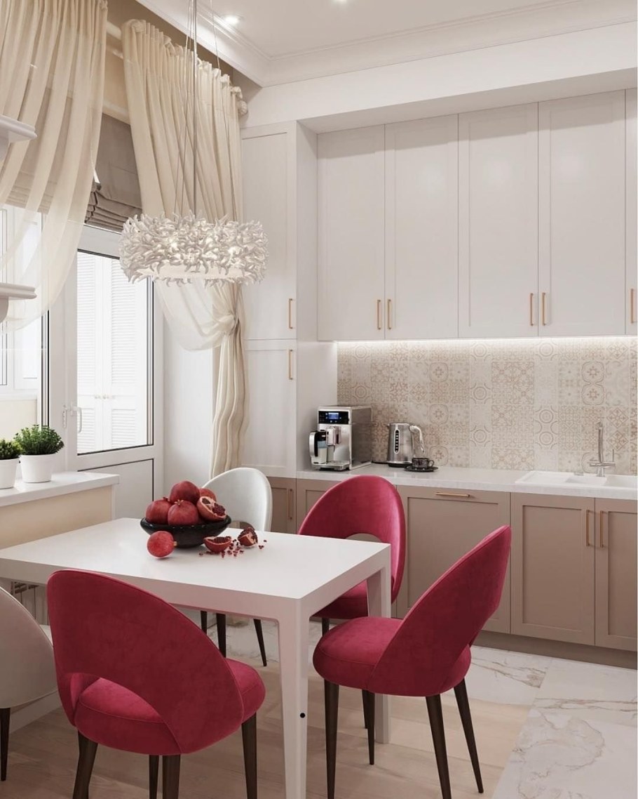 Кухня в бежевых тонах с яркими акцентами