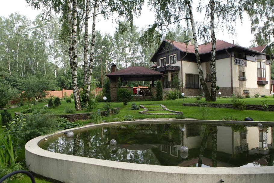 Домик с прудом на участке